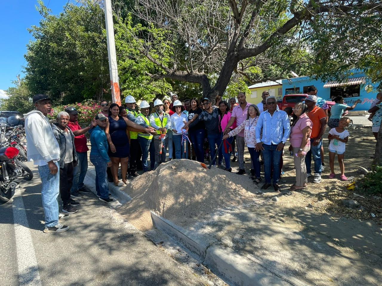 Ayuntamiento de Las Yayas de Viajama da primer picazo para la construcción de aceras y contenes desde Barrio Blanco hasta La Ceiba